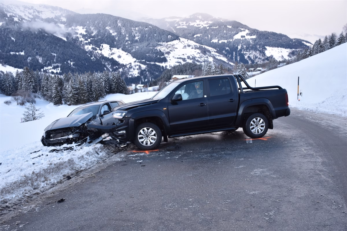 Zwei Verletzte nach Crash auf Obersaxenstrasse – Polizei ermittelt!