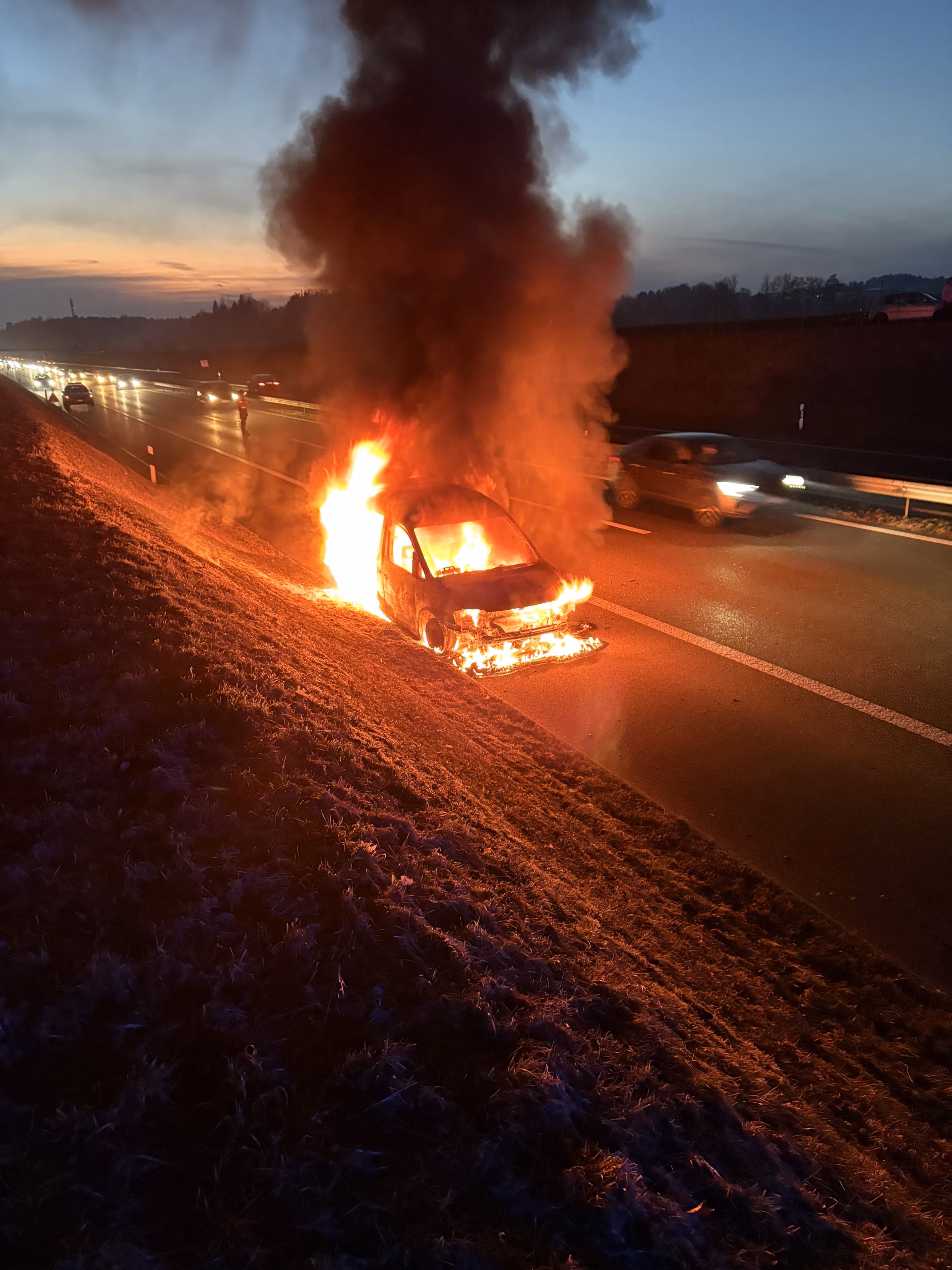 Fahrzeugbrand auf A7: Technischer Defekt sorgt für hohen Sachschaden!