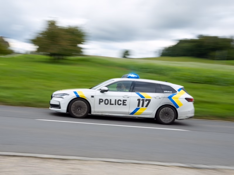 Rätselhafte Pyro-Party in Bulle: Polizei löst wilde Menschenmenge auf!