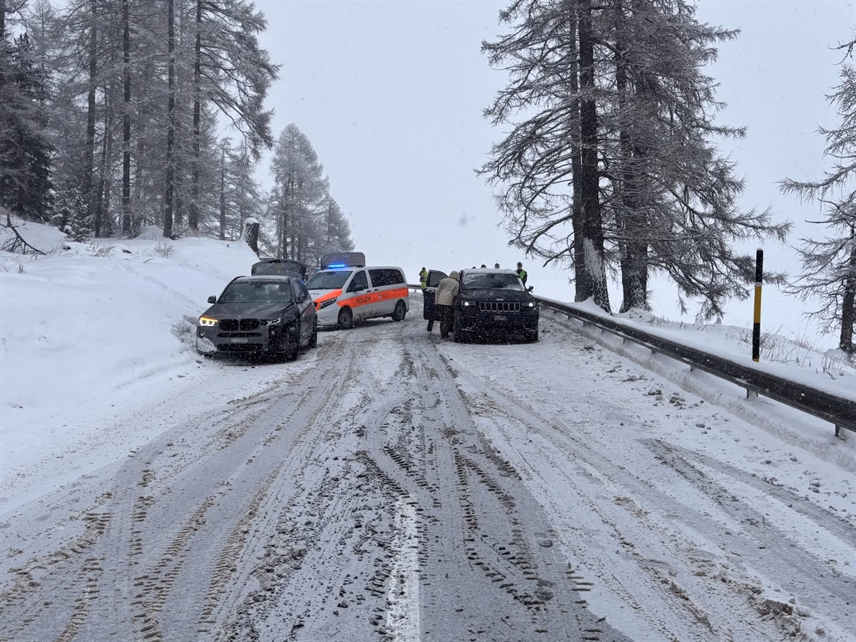Schock auf der Malojastrasse: Zwei Autos kollidieren, eine Verletzte!